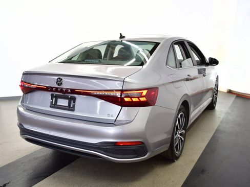 Used 2025 Volkswagen Jetta SE FWD image 4