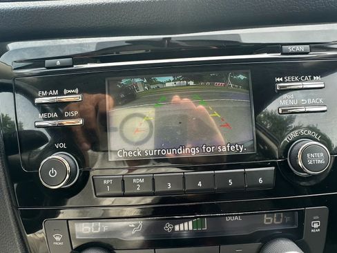 Used 2017 Nissan Rogue SV AWD/4WD image 15