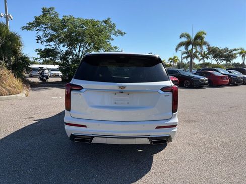 Used 2022 Cadillac XT6 Premium Luxury w/ Technology Package FWD image 2