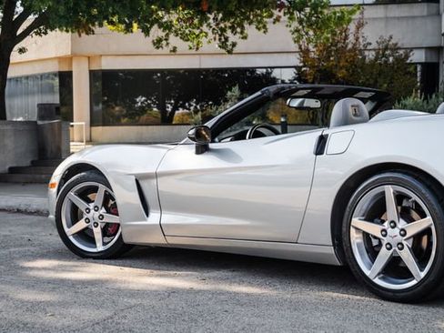 Used 2006 Chevrolet Corvette Convertible w/ Preferred Equipment Group image 50