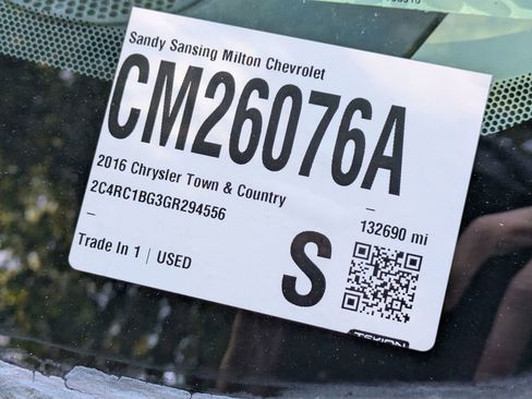 Used 2016 Chrysler Town & Country Touring image 7