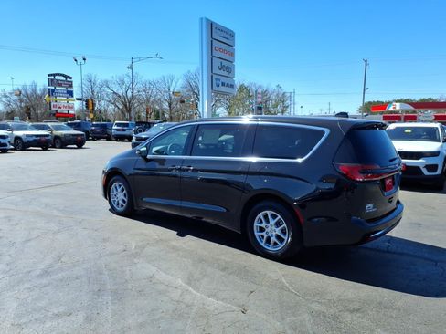 Used 2025 Chrysler Pacifica Select FWD image 4