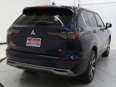 New 2025 Mitsubishi Outlander SE image 3