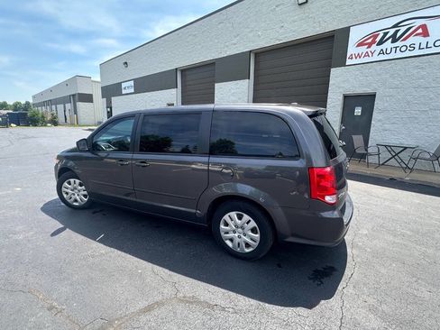 Used 2017 Dodge Grand Caravan SE w/ UConnect Hands-Free Group FWD image 5