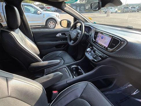 Used 2025 Chrysler Pacifica Limited FWD image 28