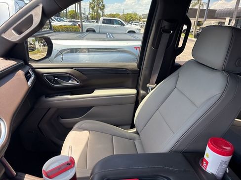 Used 2024 GMC Yukon SLT w/ SLT Luxury Package image 18