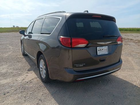 Used 2017 Chrysler Pacifica Touring-L FWD image 10