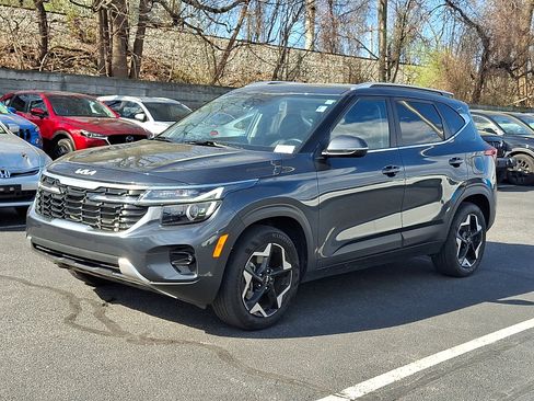 Used 2024 Kia Seltos EX image 2