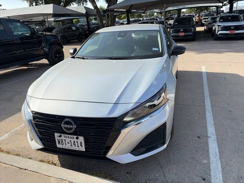 Used 2025 Nissan Altima 2.5 SV FWD image 2
