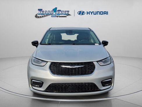 Used 2024 Chrysler Pacifica Touring-L image 2