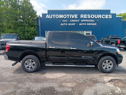 Used 2015 Nissan Titan SV w/ SV Value Truck Package AWD/4WD image 6