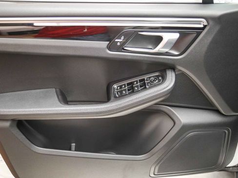 Certified 2022 Porsche Macan AWD/4WD image 25