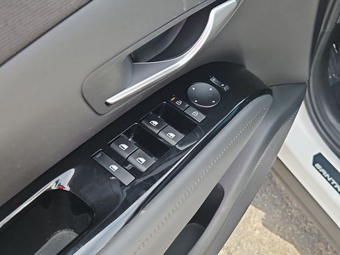 Certified 2025 Hyundai Santa Cruz SEL FWD image 12