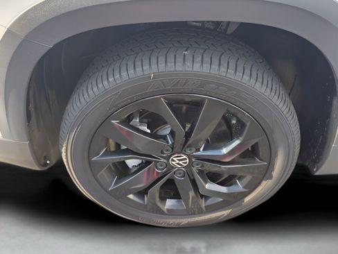 Used 2023 Volkswagen Taos SE w/ Panoramic Sunroof Package FWD image 36