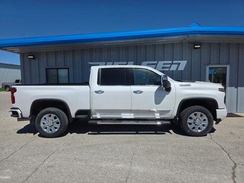Used 2024 Chevrolet Silverado 2500 High Country w/ Technology Package AWD/4WD image 5