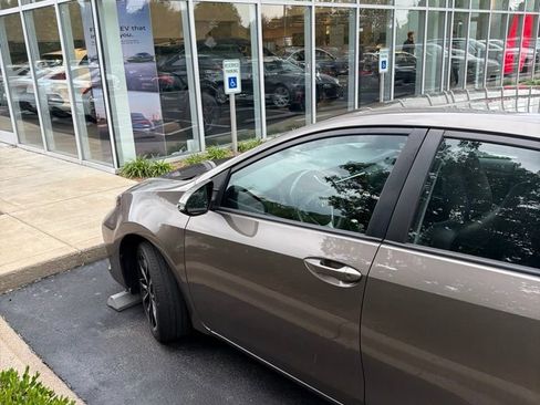 Used 2017 Toyota Corolla SE w/ Carpet Mat Package (TMS) FWD image 9