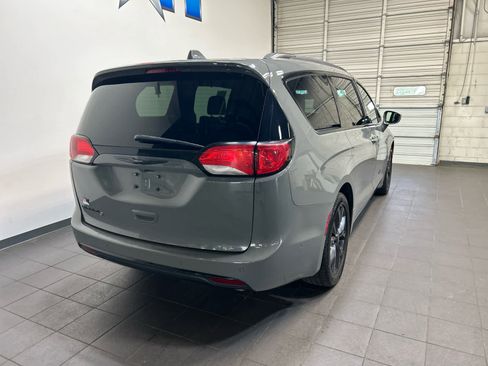 Used 2020 Chrysler Pacifica Touring-L w/ Advanced Safetytec Group FWD image 3