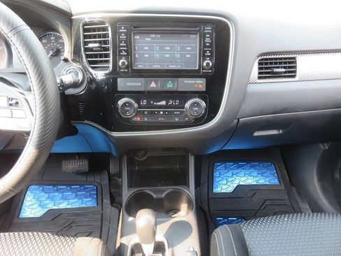 Used 2016 Mitsubishi Outlander SE AWD/4WD image 16
