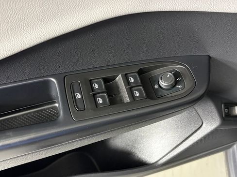 Used 2024 Volkswagen Taos SE FWD image 17