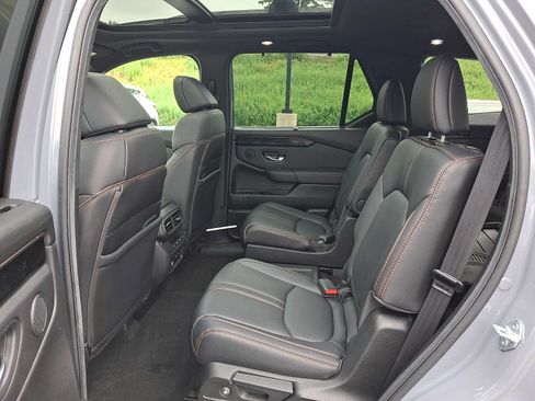 Used 2025 Honda Pilot TrailSport image 10