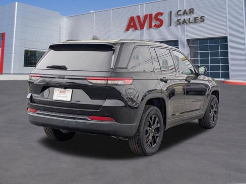 Used 2025 Jeep Grand Cherokee Altitude AWD/4WD image 6