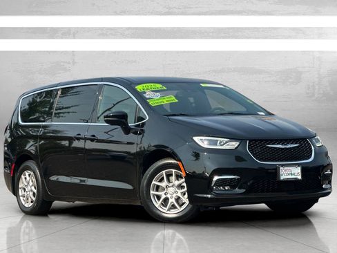 Used 2025 Chrysler Pacifica Select FWD image 2