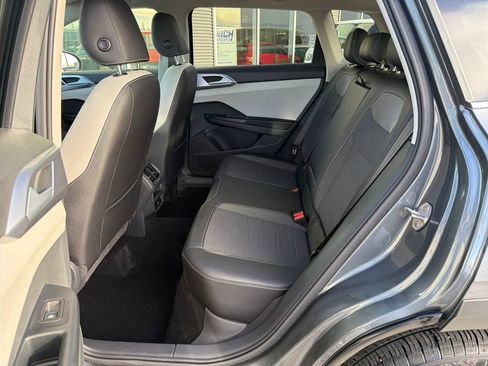 Certified 2025 Volkswagen Taos SE image 26