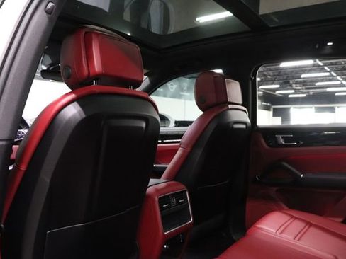 Used 2022 Porsche Cayenne Platinum Edition AWD/4WD image 17
