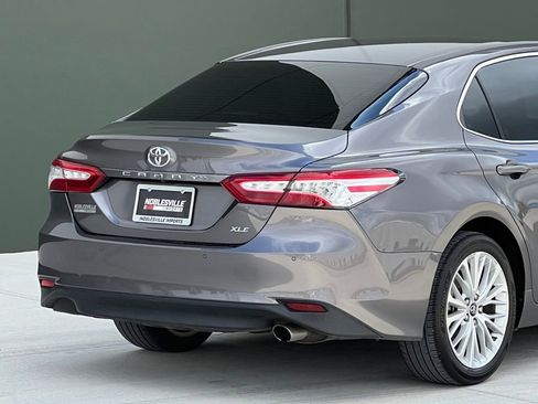 Used 2018 Toyota Camry XLE FWD image 8