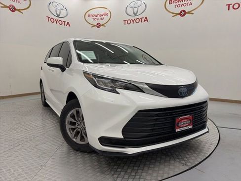 Certified 2021 Toyota Sienna LE w/ LE Plus Package FWD image 1