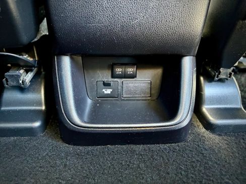 Used 2019 Toyota Highlander XLE FWD image 42