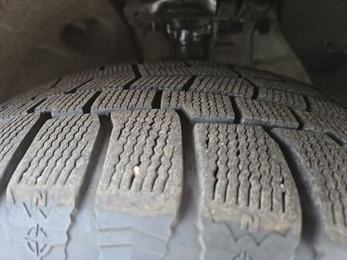 Used 2024 Kia Carnival EX image 8