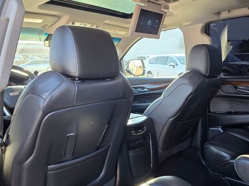 Used 2019 Cadillac Escalade Premium Luxury image 22