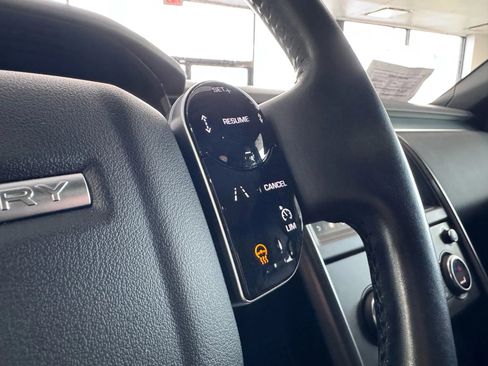 Used 2020 Land Rover Discovery Landmark image 32