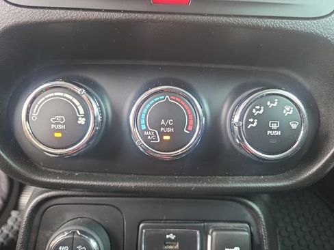 Used 2016 Jeep Renegade Trailhawk AWD/4WD image 26
