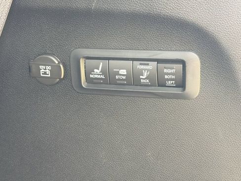 Used 2017 Chrysler Pacifica Limited w/ UConnect Theater Package FWD image 14