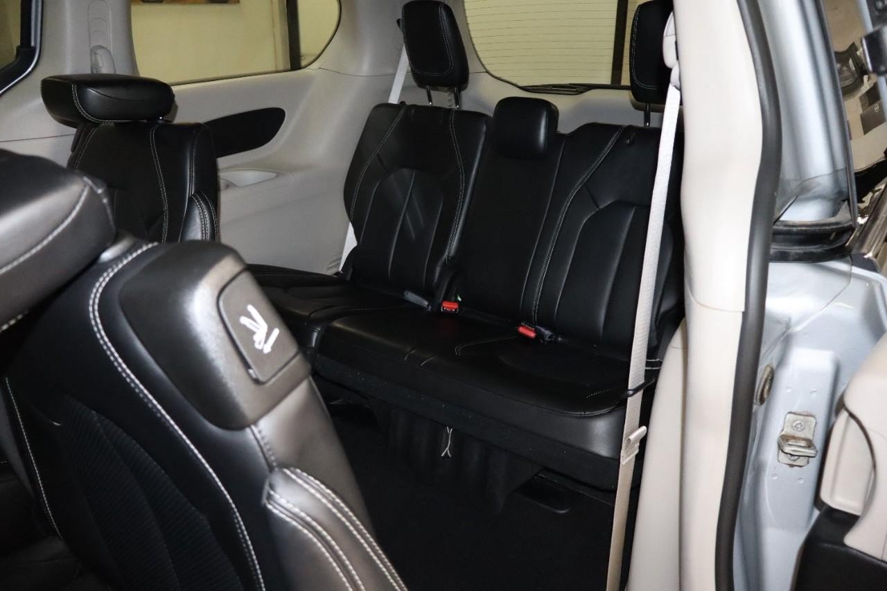 Used 2024 Chrysler Pacifica Touring-L FWD image 24