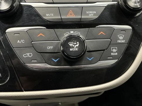 Used 2018 Chrysler Pacifica L FWD image 16