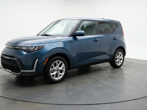 Used 2025 Kia Soul LX w/ LX Technology Package FWD image 3