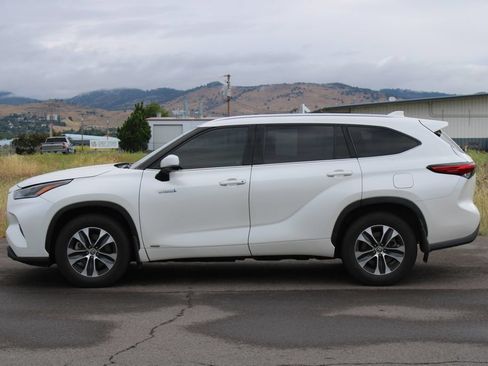 Used 2021 Toyota Highlander XLE AWD/4WD image 2