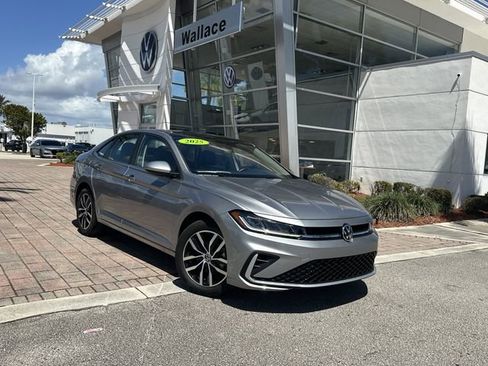 Used 2025 Volkswagen Jetta SE FWD image 1