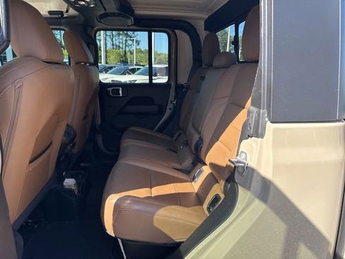 Used 2020 Jeep Gladiator Overland w/ Popular Equipment Package AWD/4WD image 17