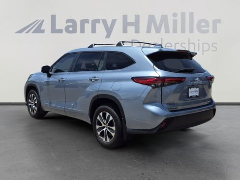 Used 2023 Toyota Highlander XLE AWD/4WD image 3