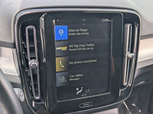 Used 2020 Volvo XC40 T4 Momentum w/ Protection Package Premier image 24