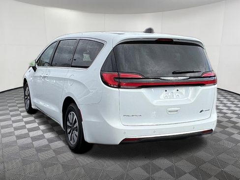 Used 2023 Chrysler Pacifica Touring-L image 4