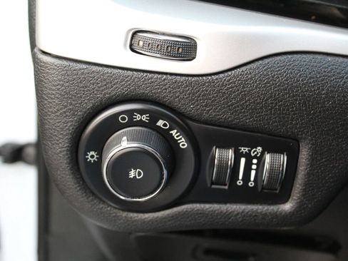 Used 2018 Jeep Cherokee Latitude Plus FWD image 25