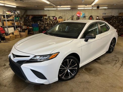 Used 2020 Toyota Camry SE image 1