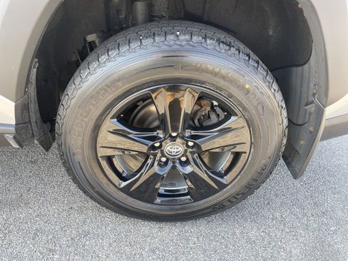 Used 2019 Toyota RAV4 XLE w/ Convenience Package image 10