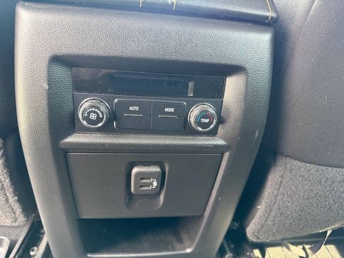 Used 2020 Chevrolet Traverse LT FWD image 12