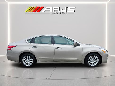 Used 2014 Nissan Altima 2.5 S w/ Display Audio Package FWD image 4